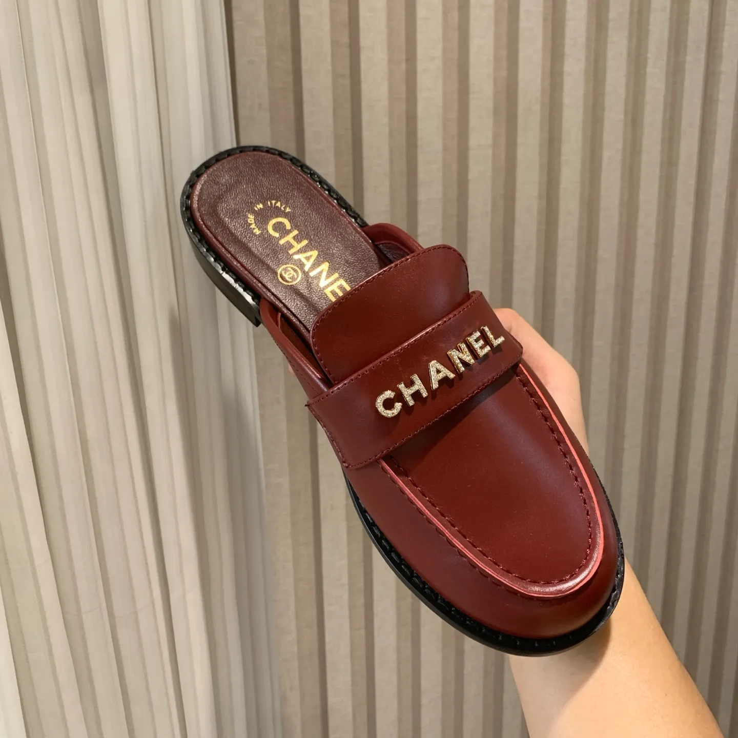 👟👟Ex-factory price 600👟👟 🍀2025 spring and summer new Chanel Chanel small diamond buckle monogram Loaf lazy half-slippers, which can be worn all year round. No matter when you wear them, they are very high-end and durable. You can attract attention when shopping on the street! Easily travel between commuting and leisure occasions, becoming a carefree fashionable and elegant woman ~ Upper: cowhide/butter Lining: lambskin Sole: Italian genuine leather outsole Size: 35-39 (40/41 customized, non-refundable and non-exchangeable